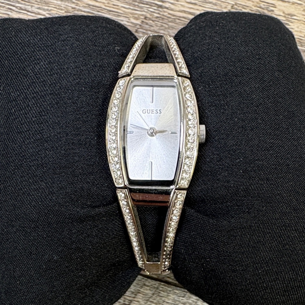 GUESS Silver Crystal Accent Bracelet Watch – G85533L – Japan Mov’t